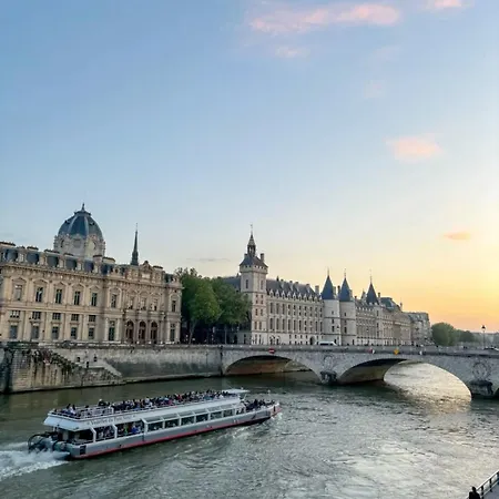 Quarto em Acomodações Particulares Bright Bedroom 15 Min To Paris Center With 5 Mins Walk To Metro Railway Rer B *